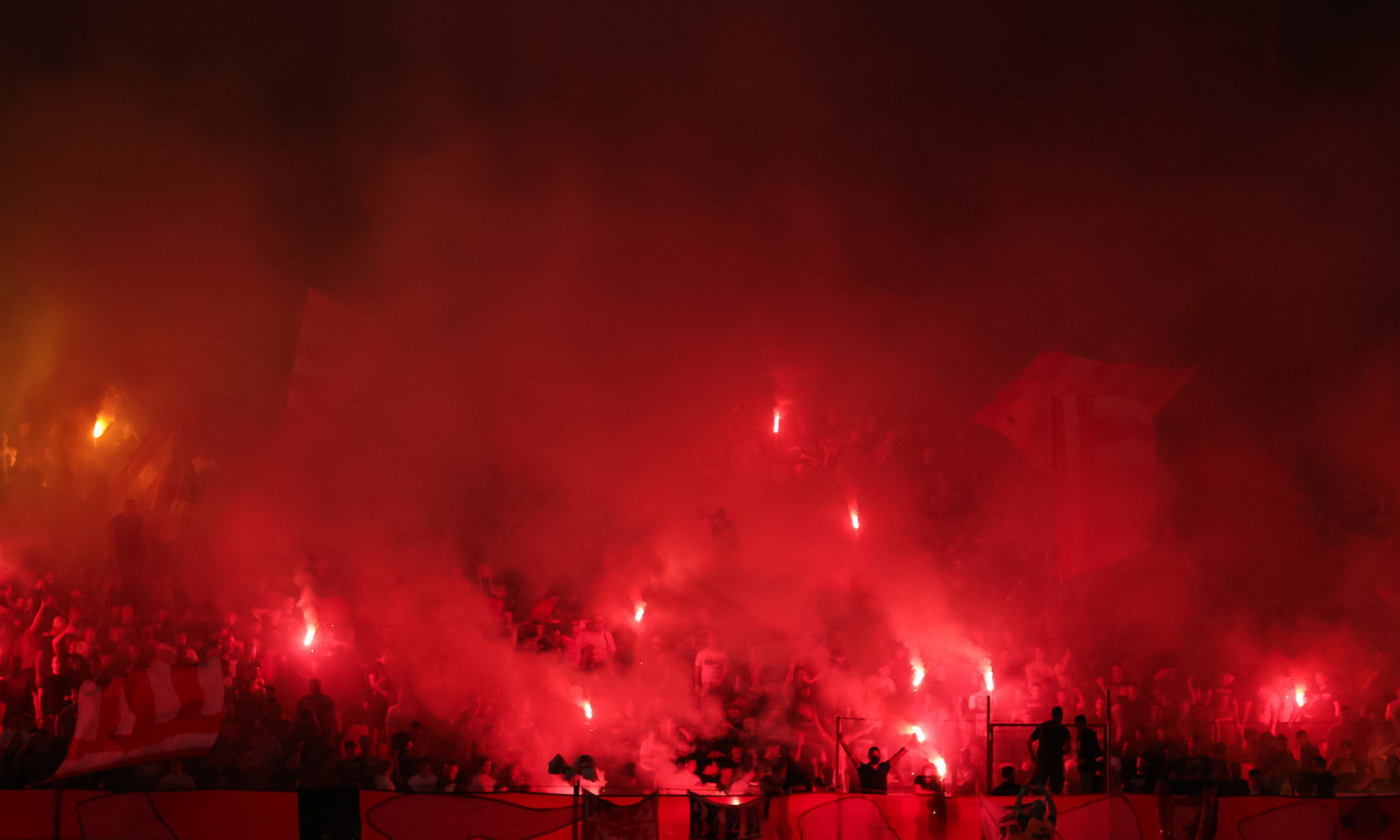 OPŠTI HAOS ISPRED ARENE: Grobari gađali Delije bakljama i topovskim udarima! (VIDEO)