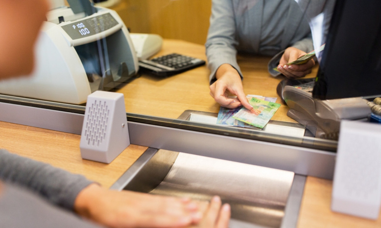 EVRO NE MRDA, DOLAR IZNENAĐUJE A evo šta otkriva kurs dinara u menjačnicama u Srbiji