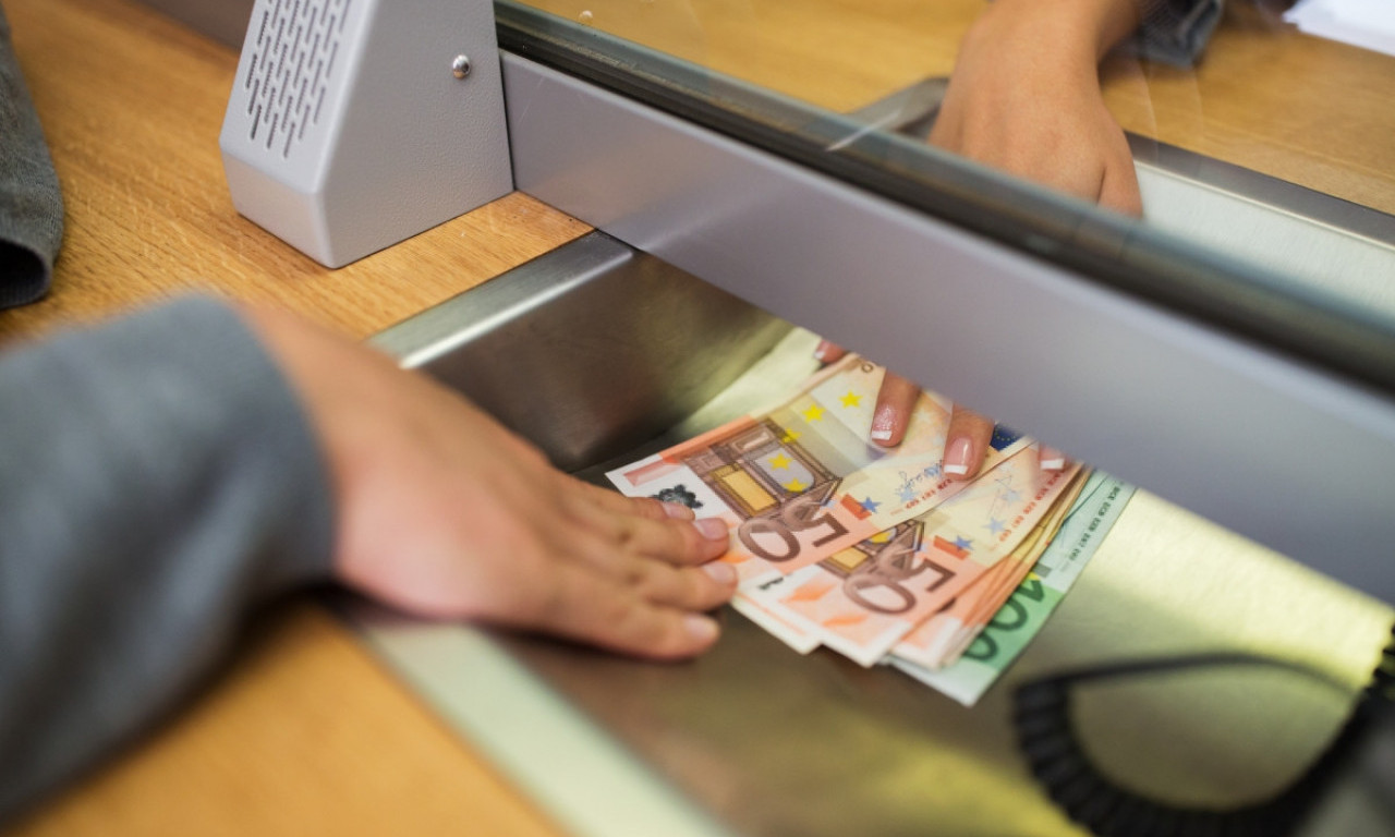 OBJAVLJENO KOLIKO DANAS IZNOS SREDNJI KURS DINARA ZA EVRO Evo šta to znači za naš novčanik