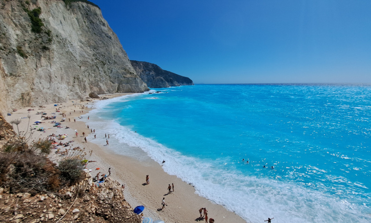 NA OVIM PLAŽAMA U GRČKOJ ZABRANJENO JE POSTAVLJANJE LEŽALJKI Slede sankcije za sve koji se ne budu pridržavali