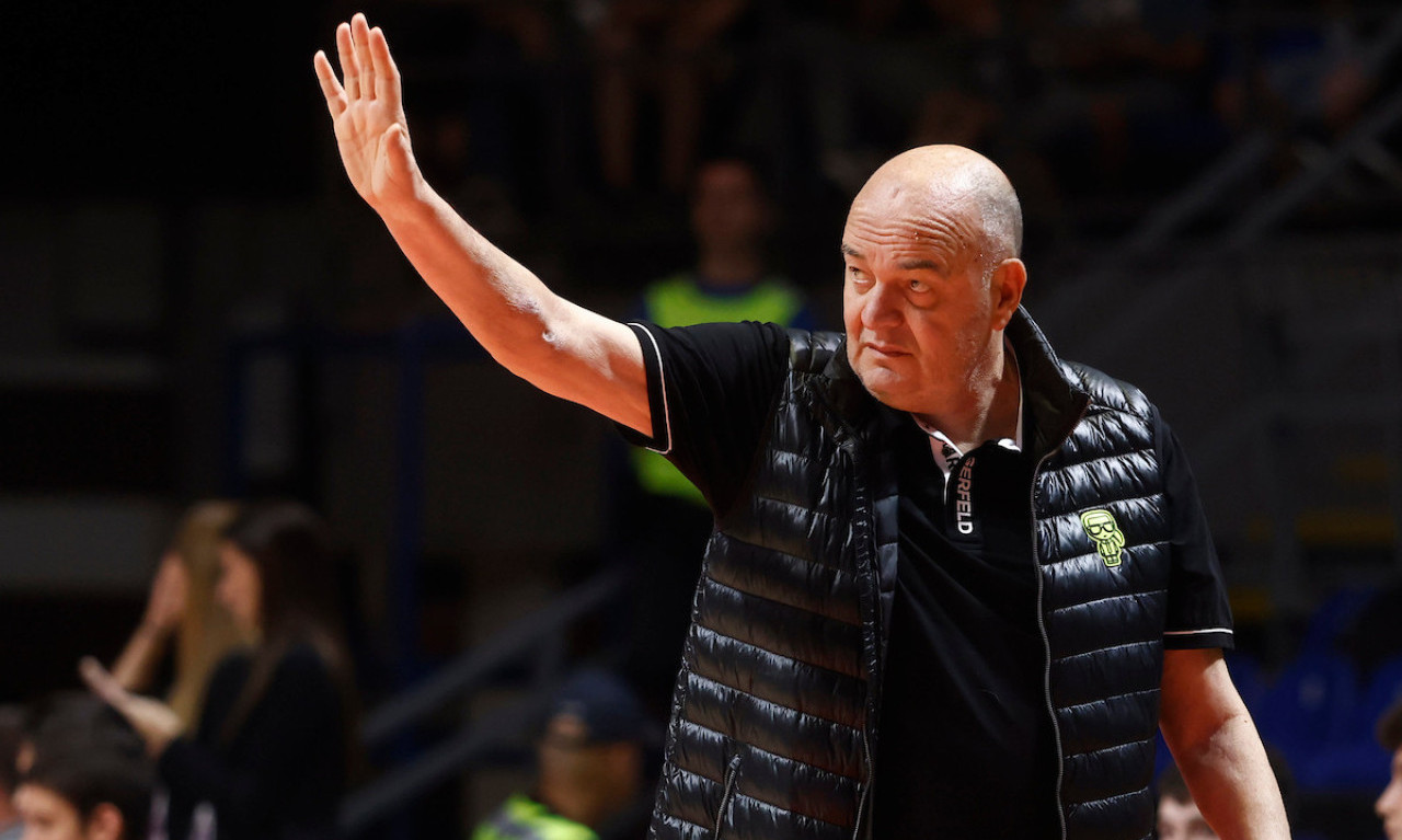 MOŽEŠ TI TO MAJSTORE! I Delije se mole za Duška Vujoševića - pogledajte kako sportski svet čeka vesti iz Minska (FOTO)