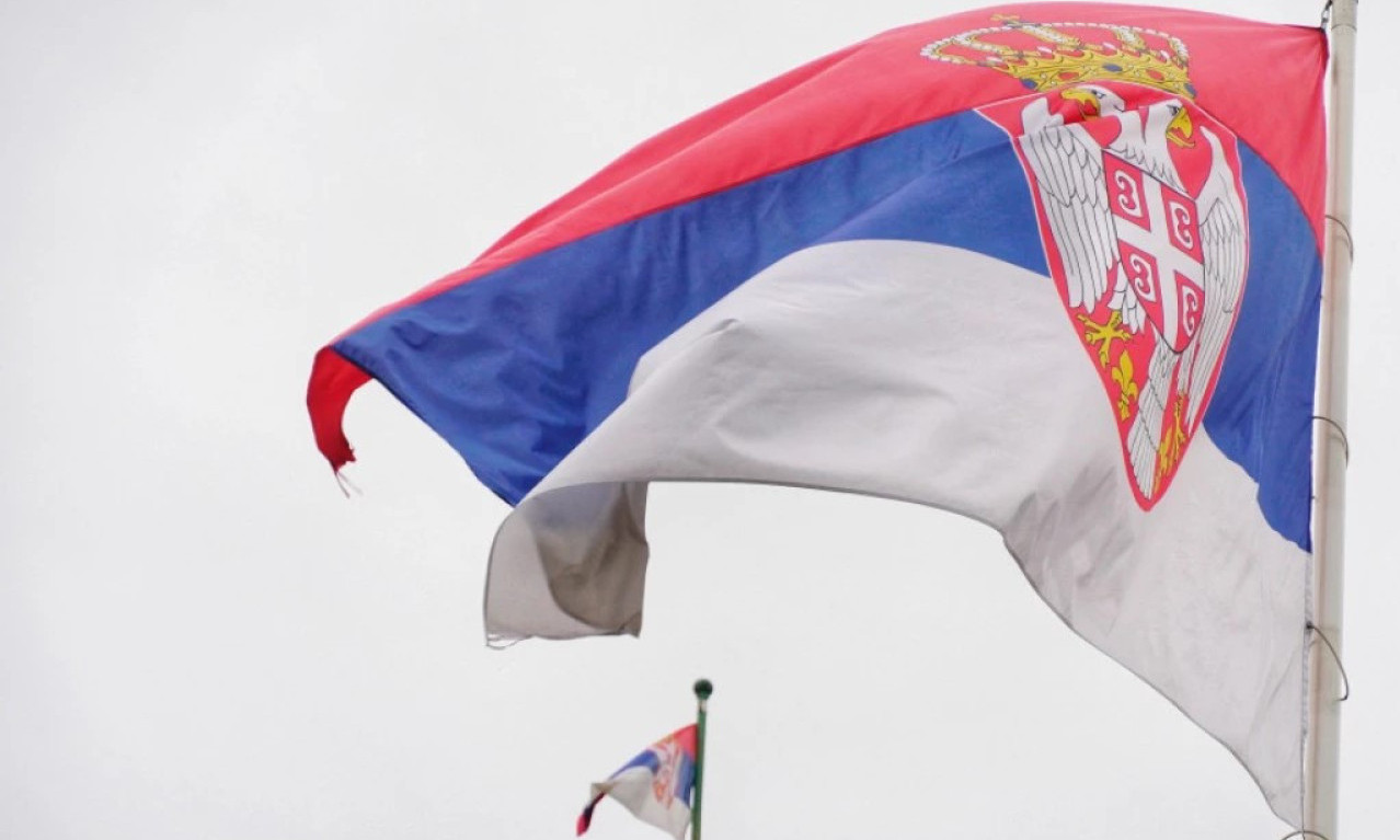 SNIMAK IZ HRVATSKE: Dve osobe zapalile zastavu Srbije kod Otočca (VIDEO)