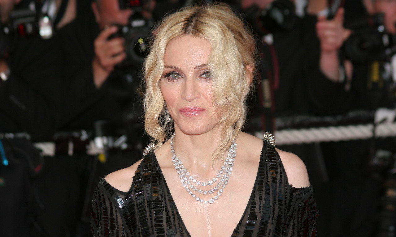 MADONA VIŠE NIJE PLAVUŠA Novi izgled krije snažnu poruku i duboku tugu!