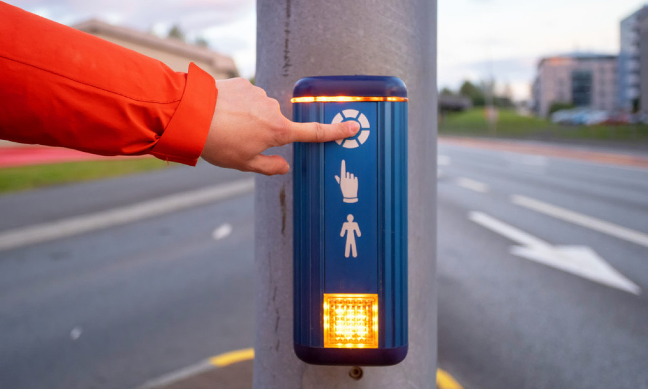 Da li vam se desilo da PRITISNETE TASTER za pešake na semaforu, a ZELENO se i dalje NE PALI? Ovo je RAZLOG