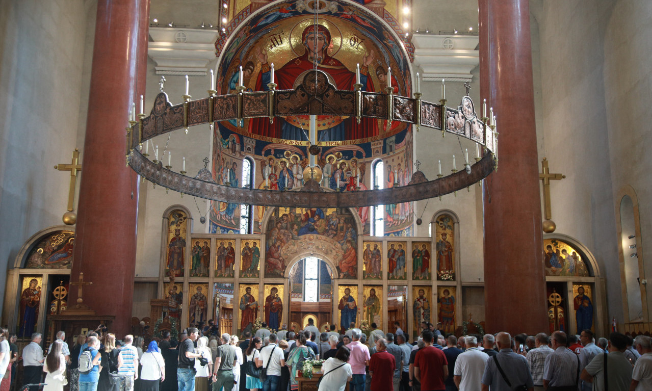 POČELA LITURGIJA U SABORNOM HRAMU U NOVOM SADU Sledi parastos za stradale u padu nadstrešnice