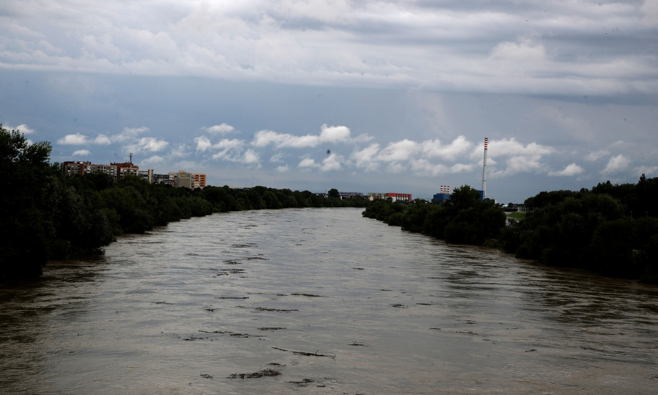IZLILA SE SAVA IZ KORITA: Kiša neprestano pada, vodostaji u porastu!