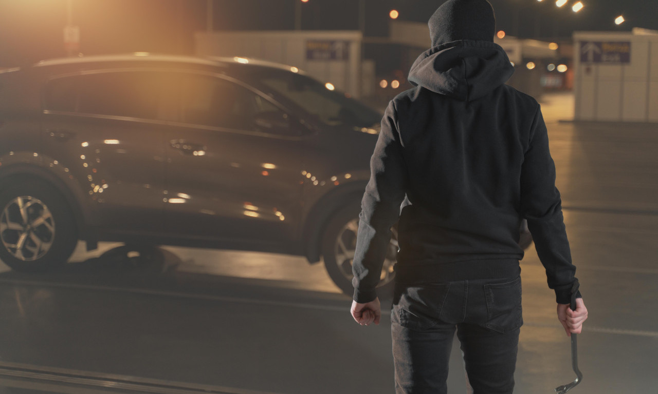 OPREZ ZA VLASNIKE AUTOMOBILA, SERIJSKI LOPOV OBIJA VOZILA I KRADE Pogledajte šta je snimila kamera (VIDEO)