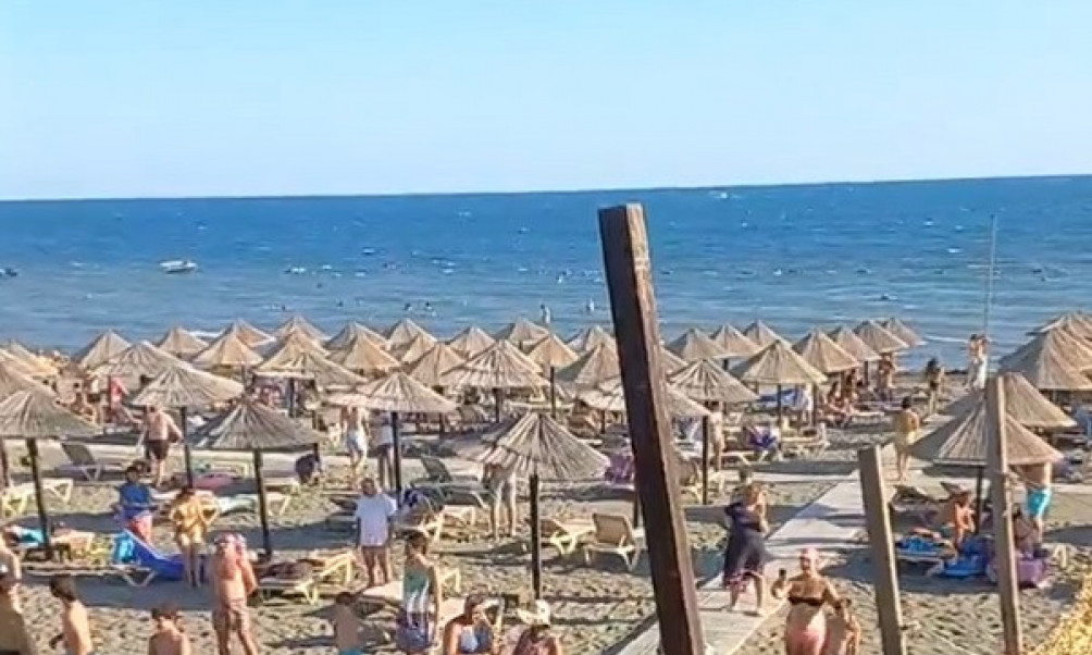Snimak sa plaže u Ulcinju ZBUNIO NEUPUĆENE: Zašto svakog dana u 18h svi USTANU SA LEŽALJKI i STANU MIRNO?
