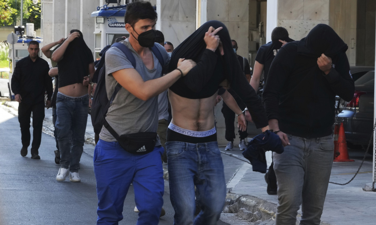 IZBILI SUKOBI ispred suda u Atini: Dok su uhapšeni Hrvati DAVALI IZJAVE, navijači AEK-a bacali FLAŠE NA POLICIJU