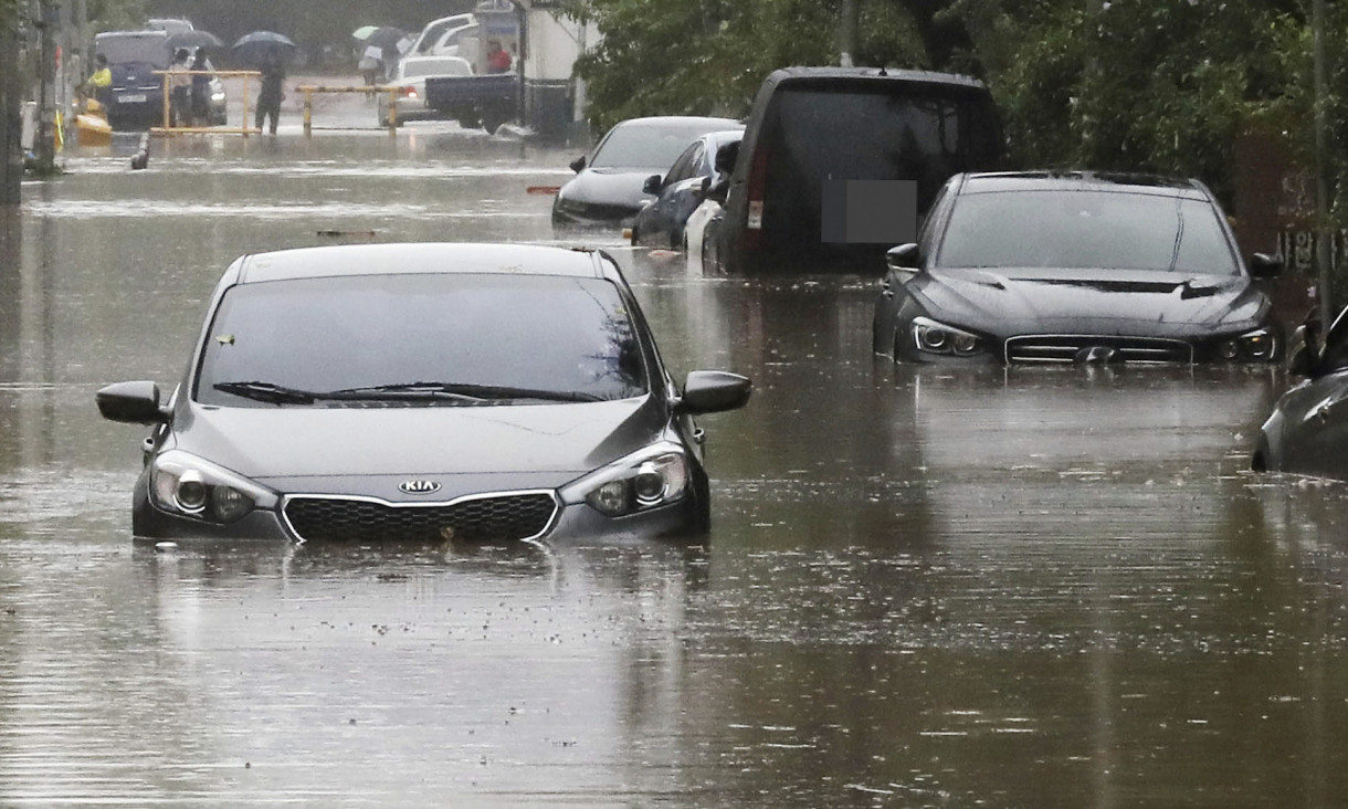PUTEVI SE PRETVORILI U JEZERA, VOZILA ZAGLAVLJENA U VODI Stravično nevreme pogodilo Istanbul (VIDEO)