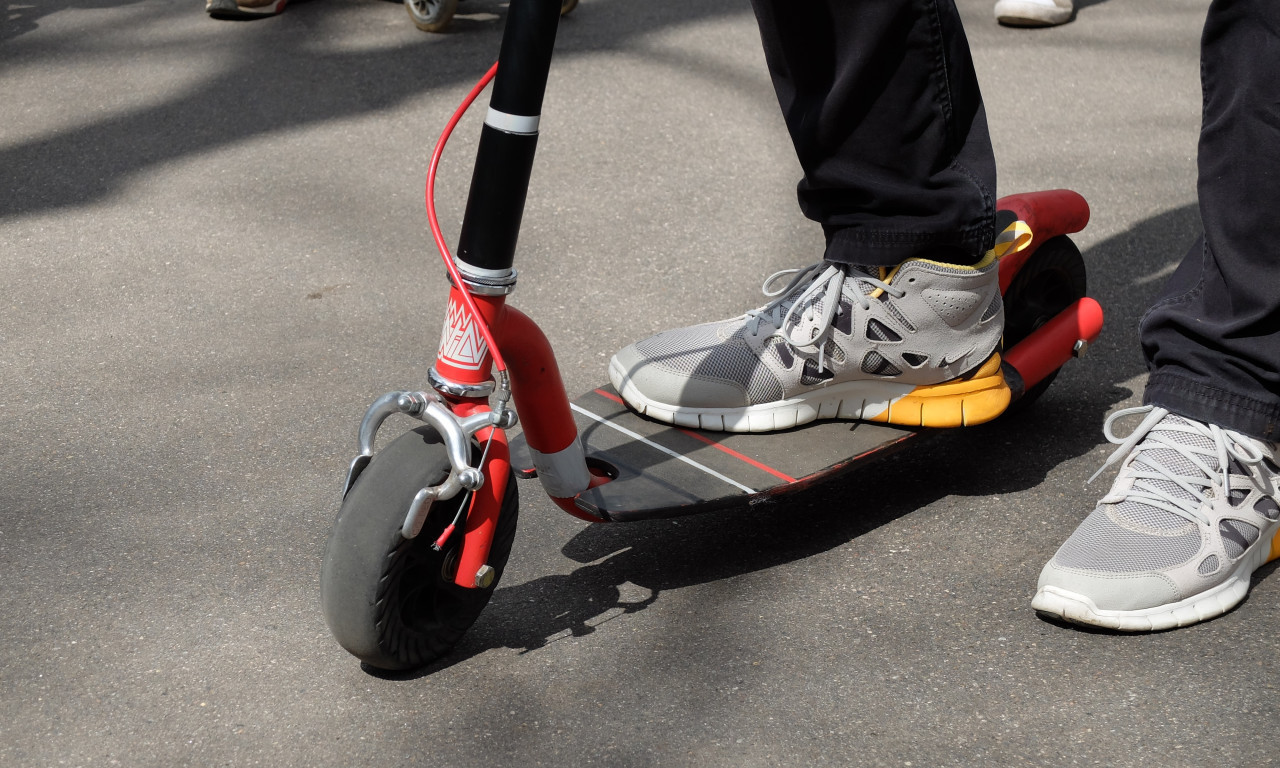 MISLILI STE DA STE VIDELI SVE NA SRPSKIM PUTEVIMA? Ovaj snimak sa trotinetom iz Surčina će vas uveriti da niste (VIDEO)