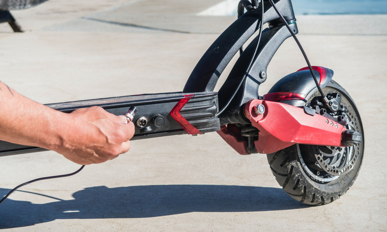 TRUDNICU UDARIO TROTINET U BEOGRADU: Žena hitno prevezena na VMA sa potresom mozga