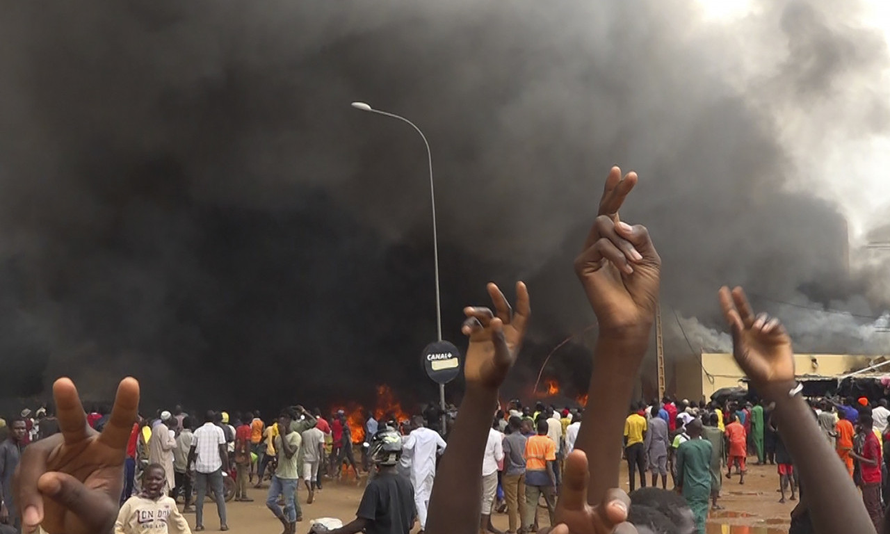 FITILJ sve kraći: Hunta u NIGERU najavila AMERIKANCIMA da će UBITI svrgnutog PREDSEDNIKA ako neko VOJNO interveniše