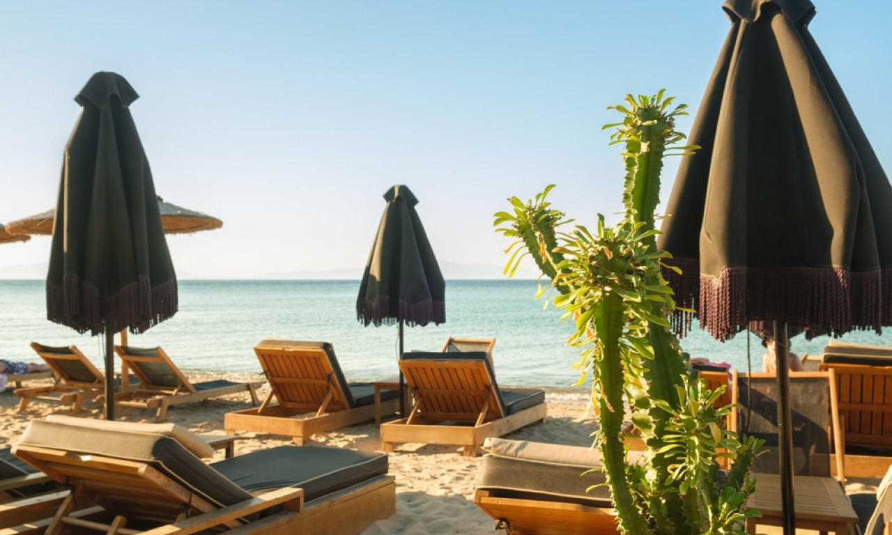 SUTOMORE U HAOSU Gužve nesnosne, cene skočile do neba – turisti besni!