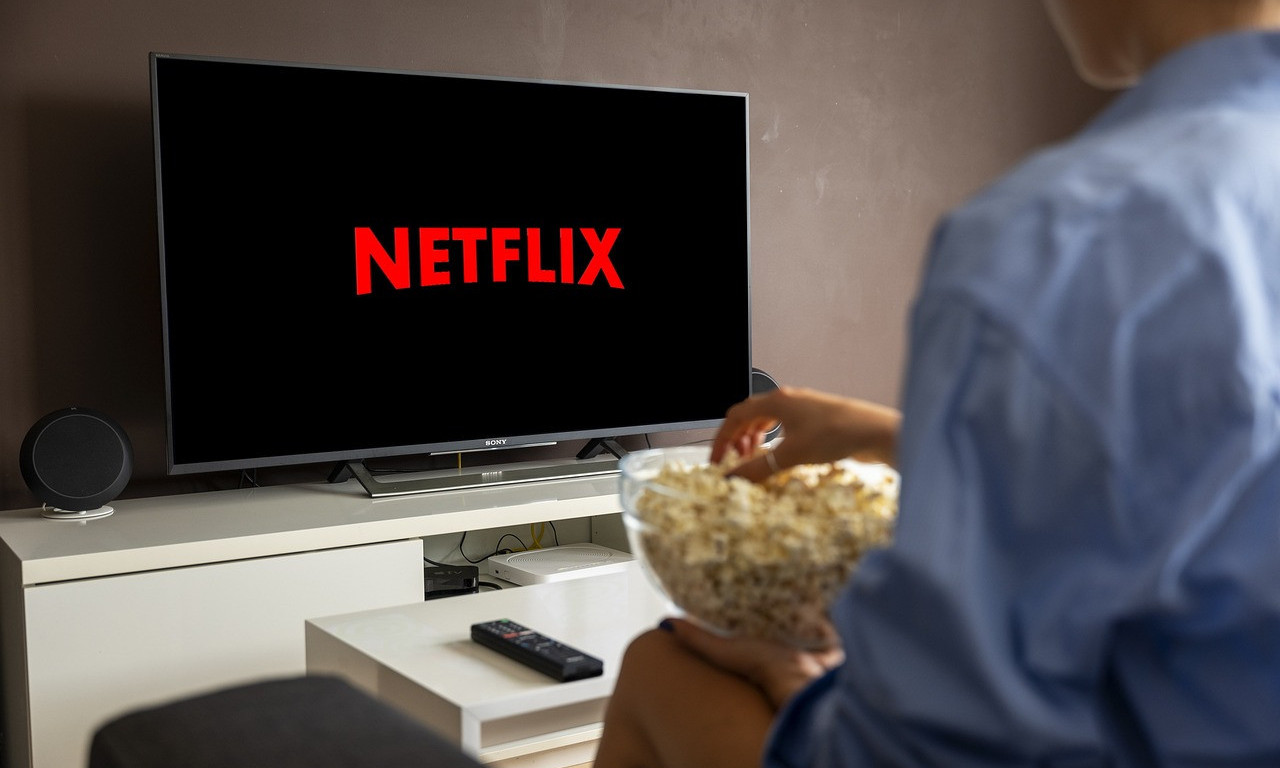 NETFLIX FILMOVI KOJI ĆE VAM PRUŽITI LETNJI BEG BEZ PASOŠA Sipajte čašu vina, uključite klimu i uživajte (VIDEO)