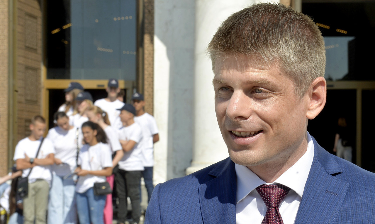 ARNO GUJON POKAZAO RODNU KUĆU NA SELU U FRANCUSKOJ: Plastenik, kokošinjac, drva spremna za zimu... (VIDEO)