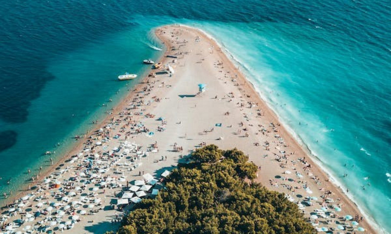 Hrvatska i ove godine PRESKUPA za letovanje? Ko hoće da otvori kafić na plaži mora debelo da plati, ima JOŠ NOVINA