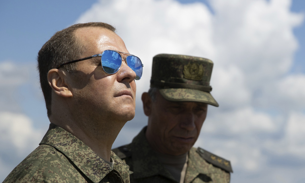 MEDVEDEV UZVRATIO BELGIJSKOM MINISTRU: „Imbecil“ mu zapretio da će sravniti Moskvu, a on ga nazvao „ruskim huliganom“