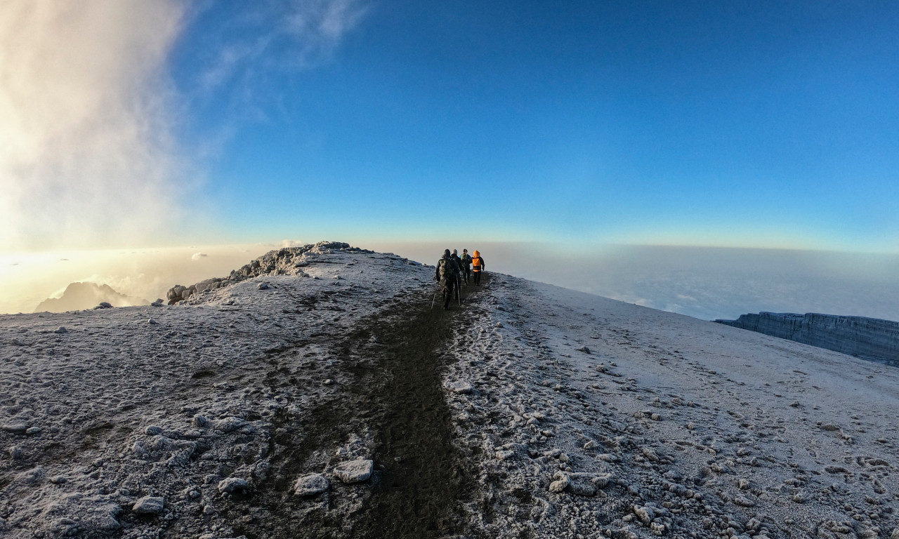 Ognjen ima samo 5 GODINICA, a uspeo je ono o čemu ODRASLI sanjaju: POKORIO je Kilimandžaro i postavio SVETSKI REKORD