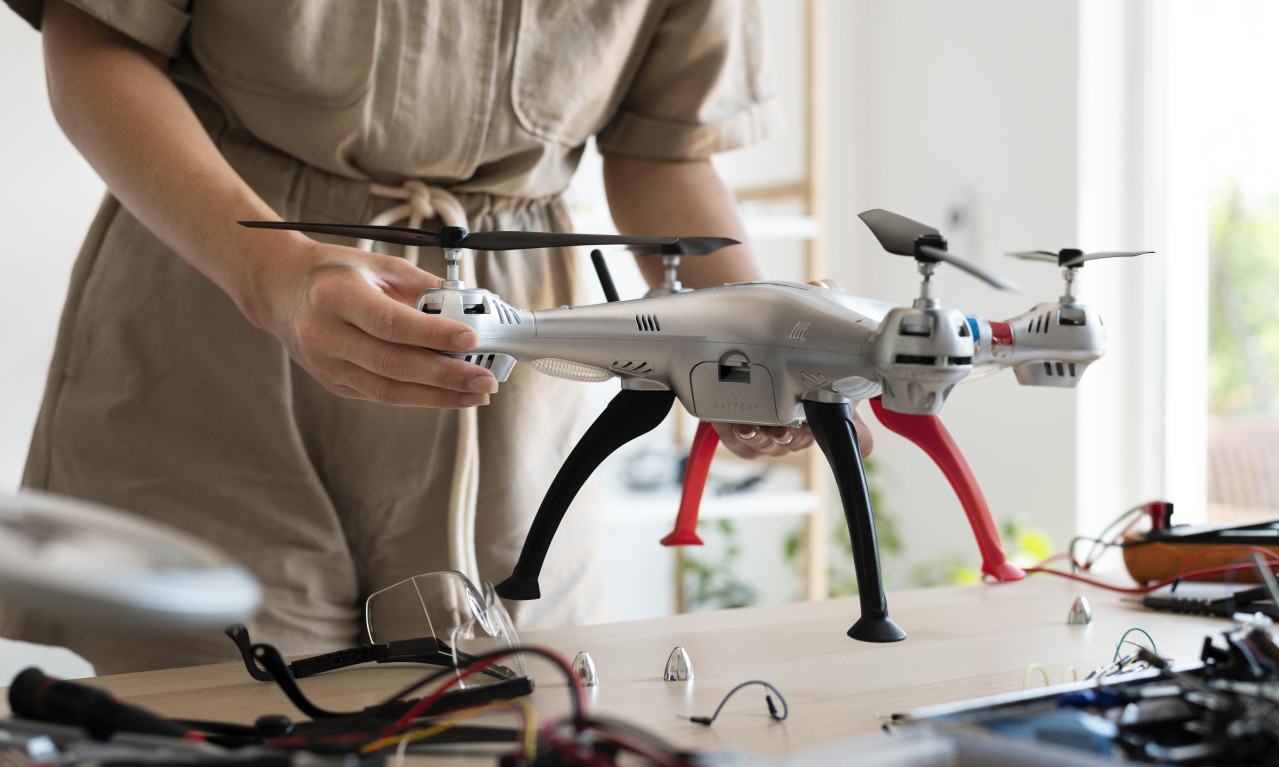 NEVEROVATNA PREVARA U GRČKOJ SA PLENOM OD 10.000 EVRA: „Dron leti iznad vaše kuće da bi snimio vaš nakit"!