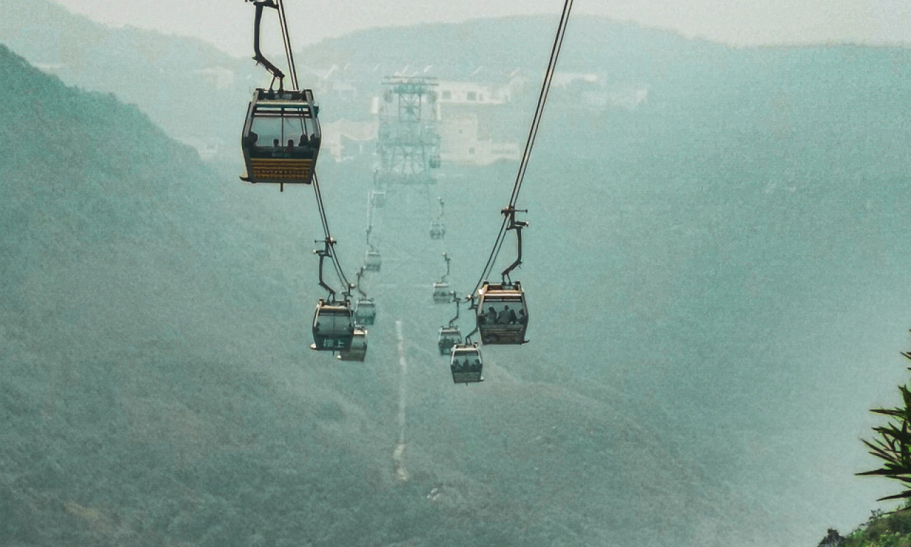 DRAMA NA UKRAJINSKOJ PLANINI! Stala žičara sa 80 ljudi, spasioci evakuišu decu na debelom minusu!