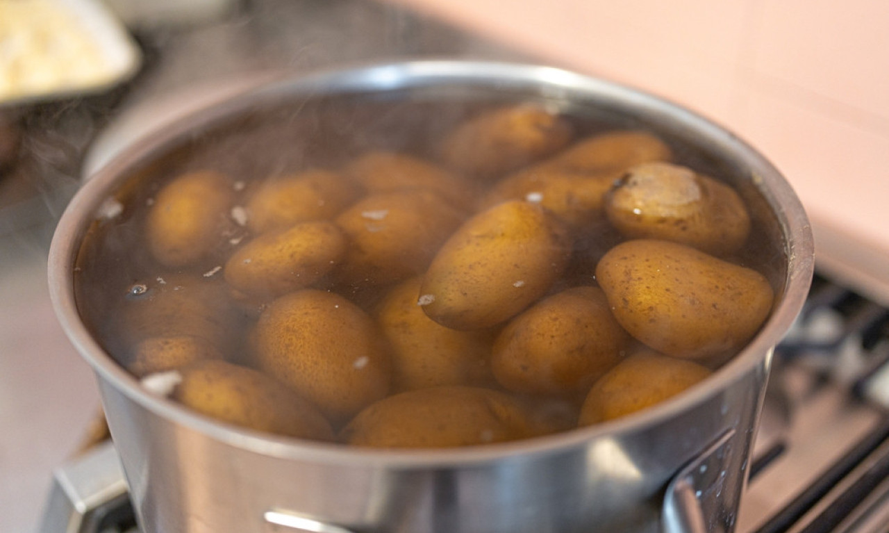MAJKA SPREMALA VEČERU ZA SEDMORO DECE, PA ZANEMELA! Ono što joj se ukazalo u krompiru na Jovanjdan je čudo (FOTO/VIDEO)