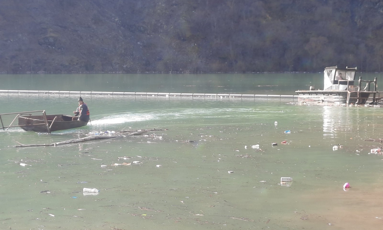 BAHATOST BEZ GRANICA: Čačanin BACAO džakove ĐUBRETA u Zapadnu Moravu kao da BACA KAMENČIĆE