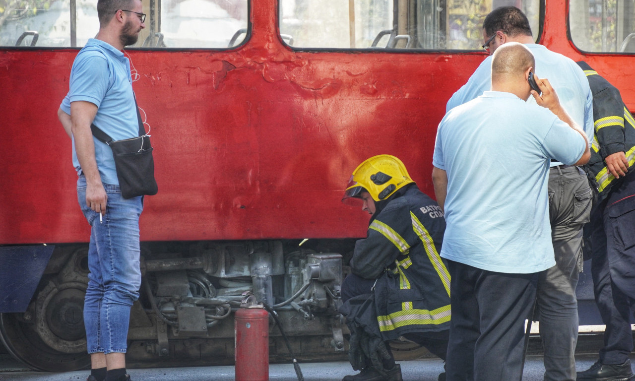 Zapalio se TRAMVAJ u Karađorđevoj, VATROGASCI se odmah uhvatili u KOŠTAC sa požarom