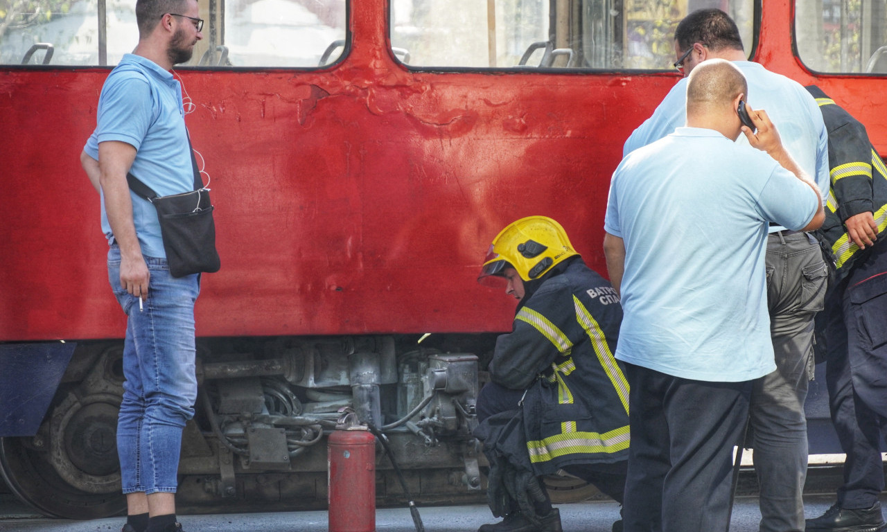 Zapalio se TRAMVAJ u Karađorđevoj, VATROGASCI se odmah uhvatili u KOŠTAC sa požarom