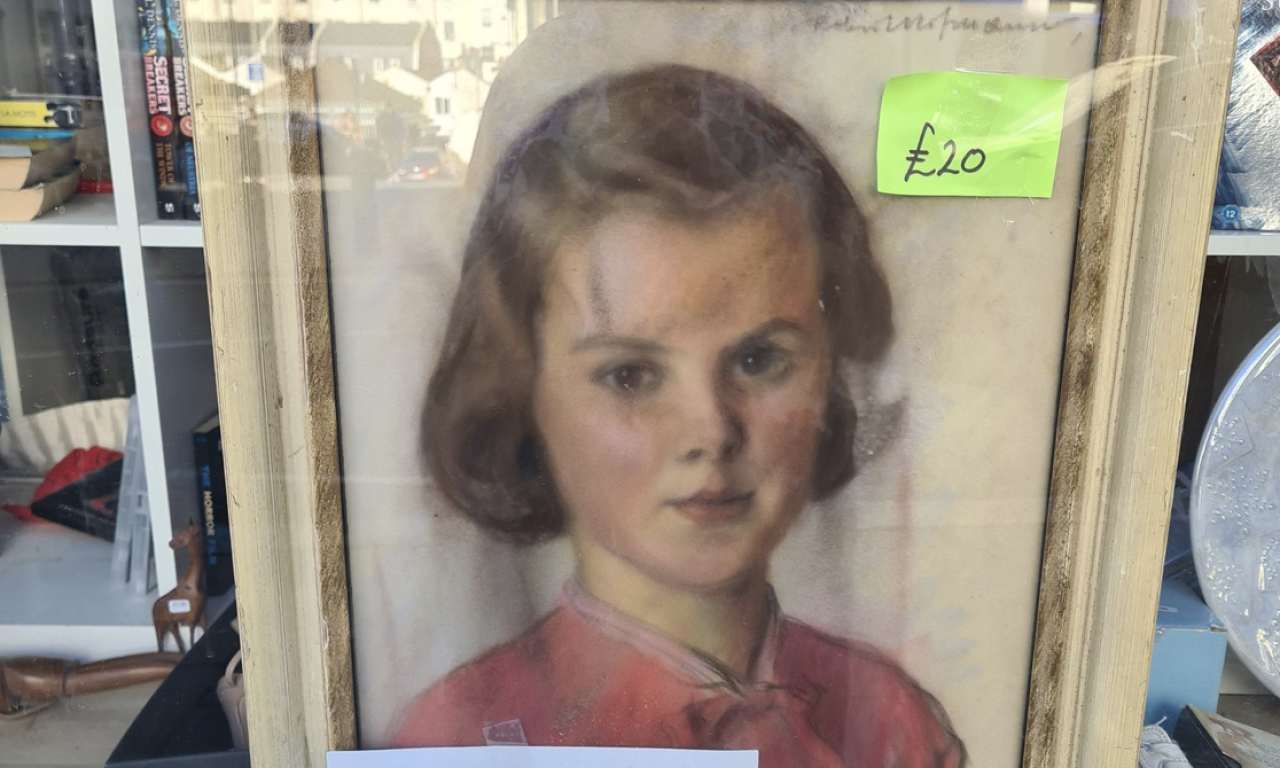 Misterija DEVOJČICE u CRVENOJ HALJINI: Kupci ovu SLIKU stalno VRAĆAJU - UKLETA je i uništava ŽIVOTE vlasnicima