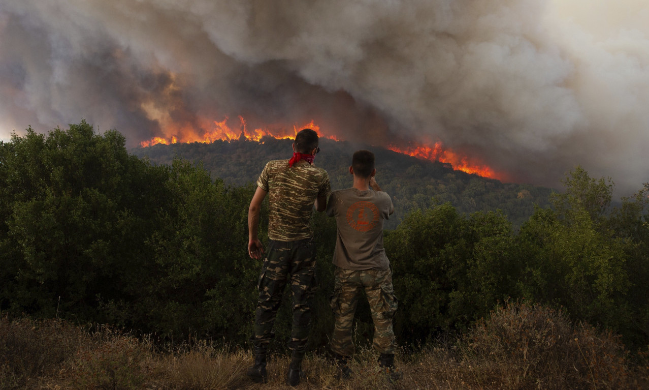 Grčka u PLAMENU, počela BORBA za ostrvo ANDROS: Građani POZVANI da napuste epicentar POŽARA