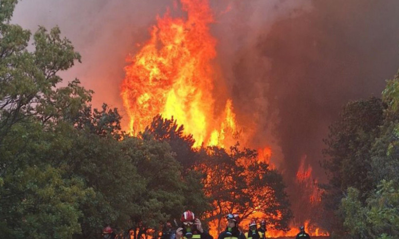 GORI GRČKO OSTRVO Na desetine vatrogasaca se muči da ugasi požar!