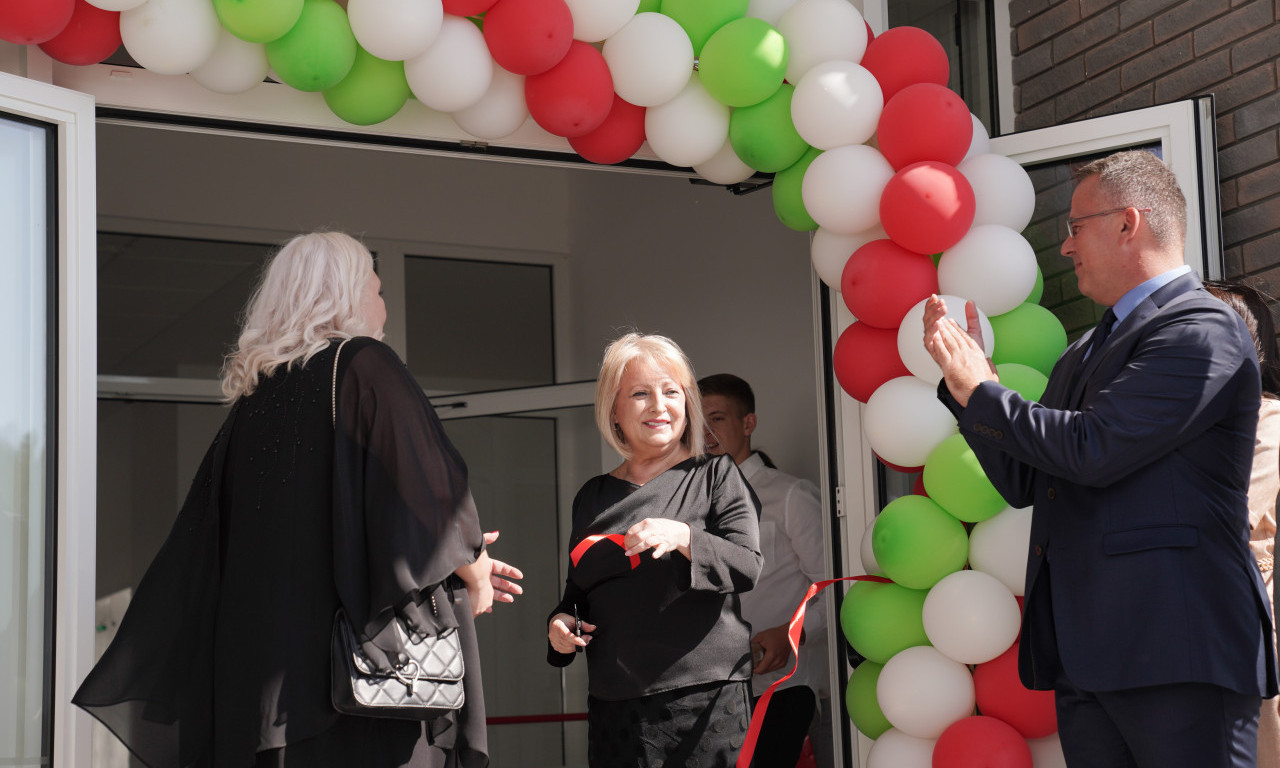ŠKOLE spremo DOČEKUJU UČENIKE, čuvaće ih POLICAJCI - i to ne po JEDAN, nego PATROLE... a biće i dosta RAZGOVORA