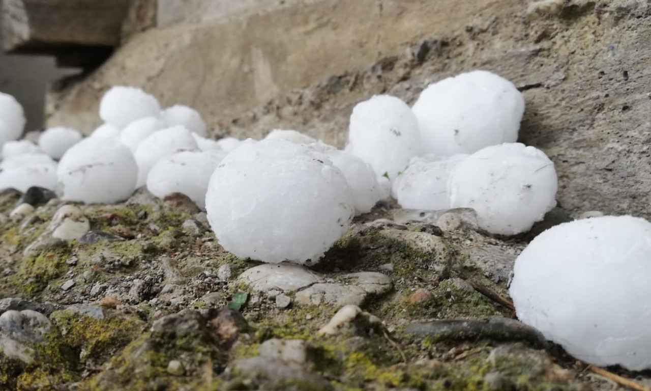RETKO NEVREME NA BJELASICI: Grad prekrio okolinu Kolašina kao sneg – sloj do 15 cm! (VIDEO)