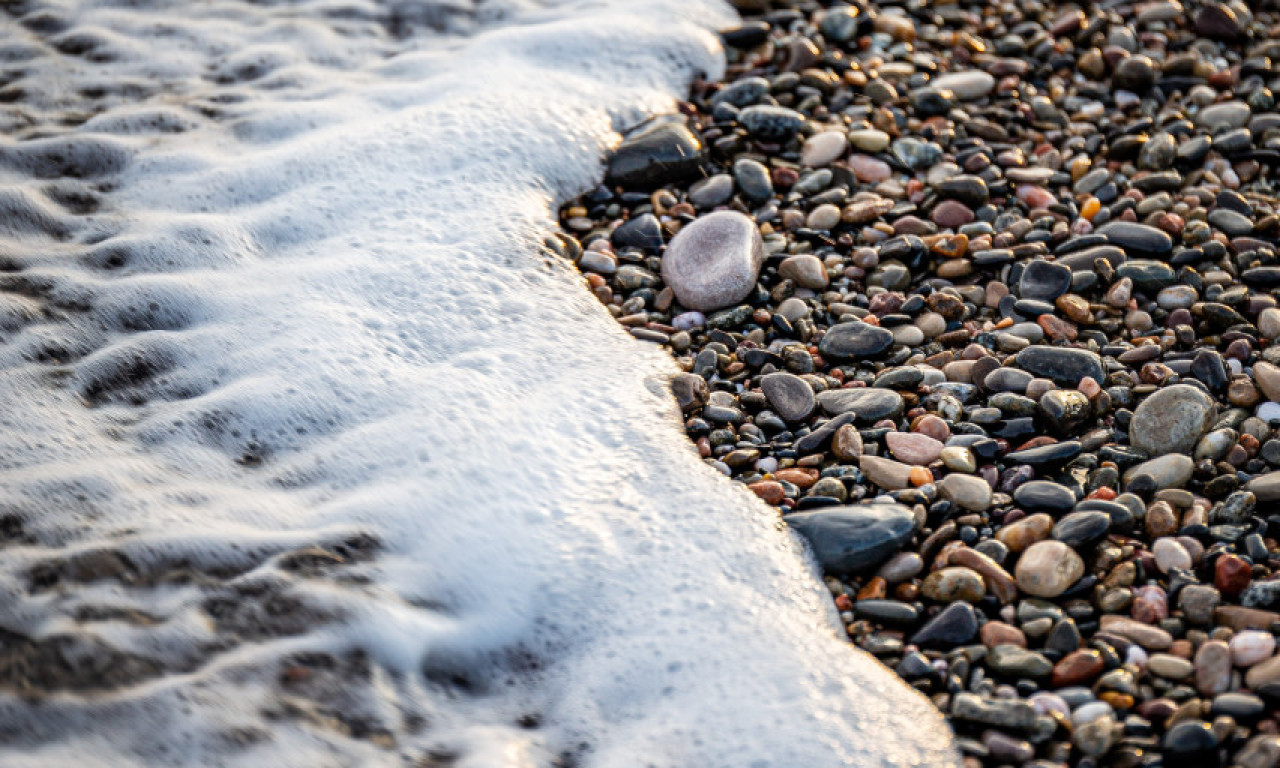ALARM NA JADRANU: Fekalije u moru, zvanično upozorenje – kupanje zabranjeno!