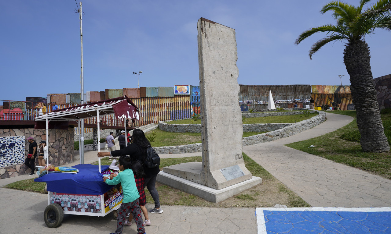 Lekcija društvu koje RUŠI zidove... Meksikanci postavili deo BERLINSKOG ZIDA na GRANICI sa SAD