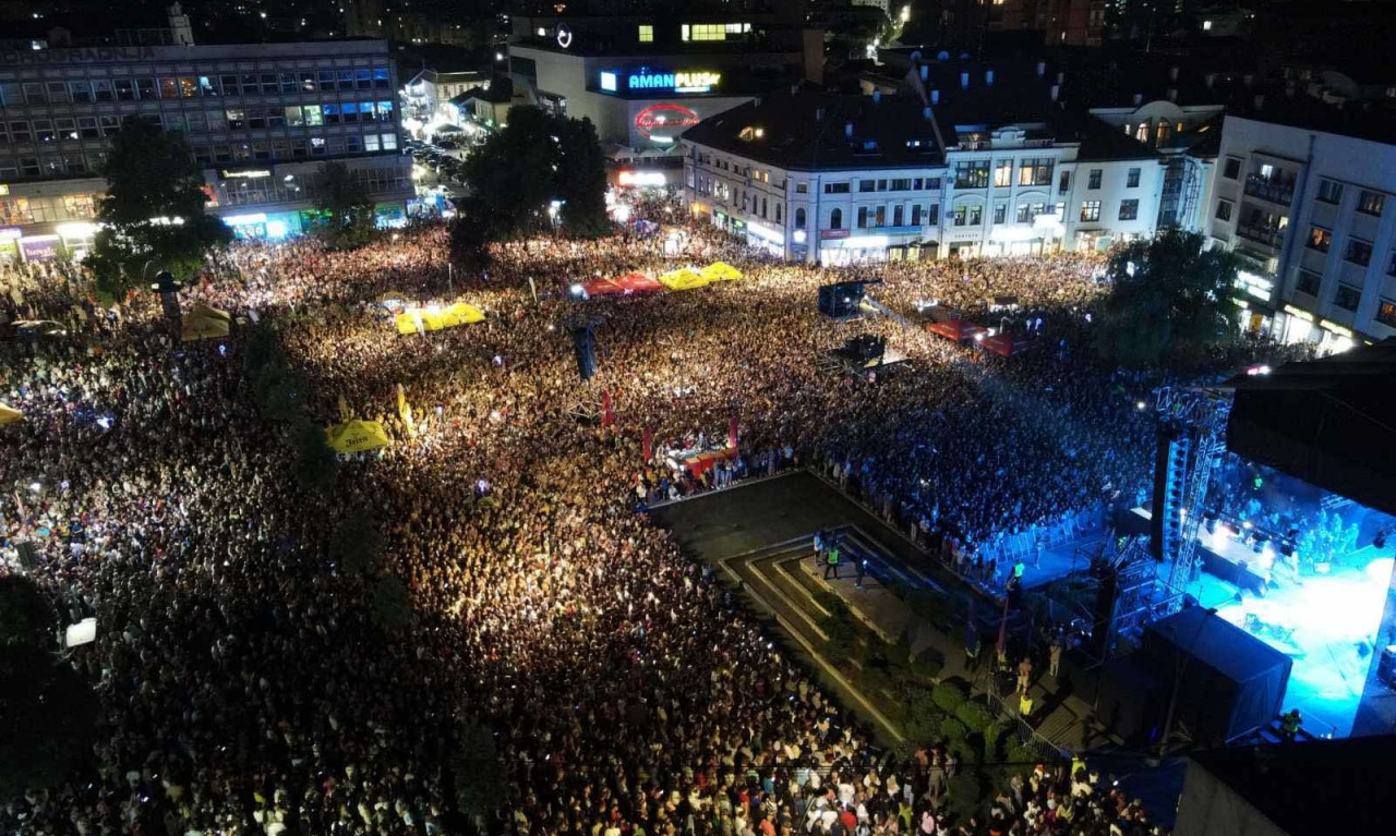 Gde je ČOLA, tu je SPEKTAKL: Više od 30.000 ljudi uglas PEVALO na koncertu u Čačku