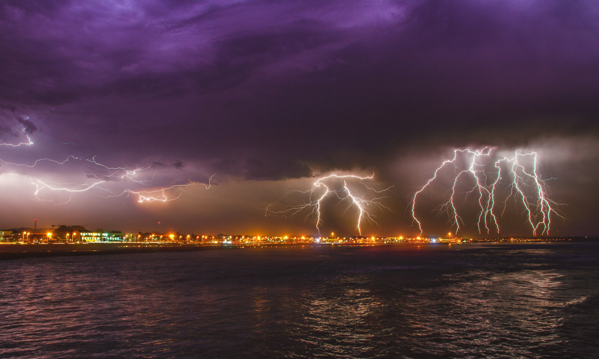Nižu se TRAGEDIJE usled stravične OLUJE! GROM UBIO ČOVEKA na golf terenu u Crnoj Gori