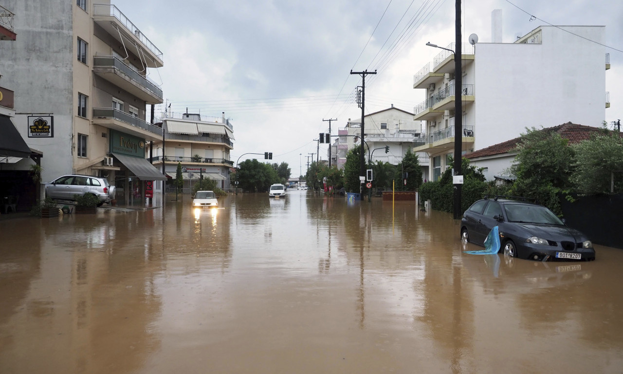 MISTERIOZNI POTOP U GRČKOJ: Omiljeno letovalište Srba pod vodom, a nigde kapi kiše! Prizori kao iz Venecije (FOTO)