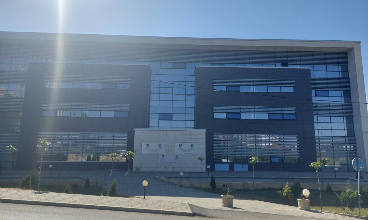 Ambasada SAD u Prištini: GRAĐANI imaju PRAVO da traže POVLAČENJE GRADONAČELNIKA