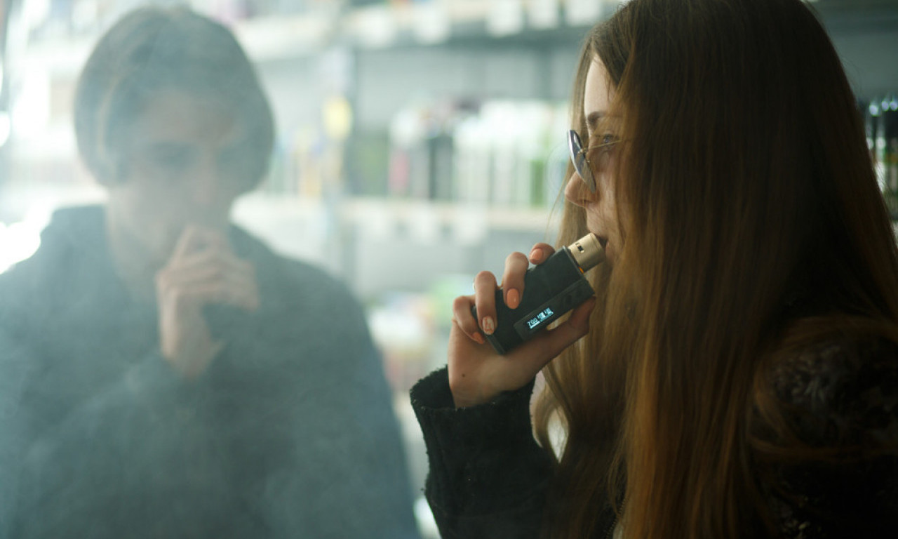 Tinejdžerima zbog VEJPA PROPADAJU ZUBI, lekari upozoravaju: Elektronske cigarete OPASNIJE nego što se misli