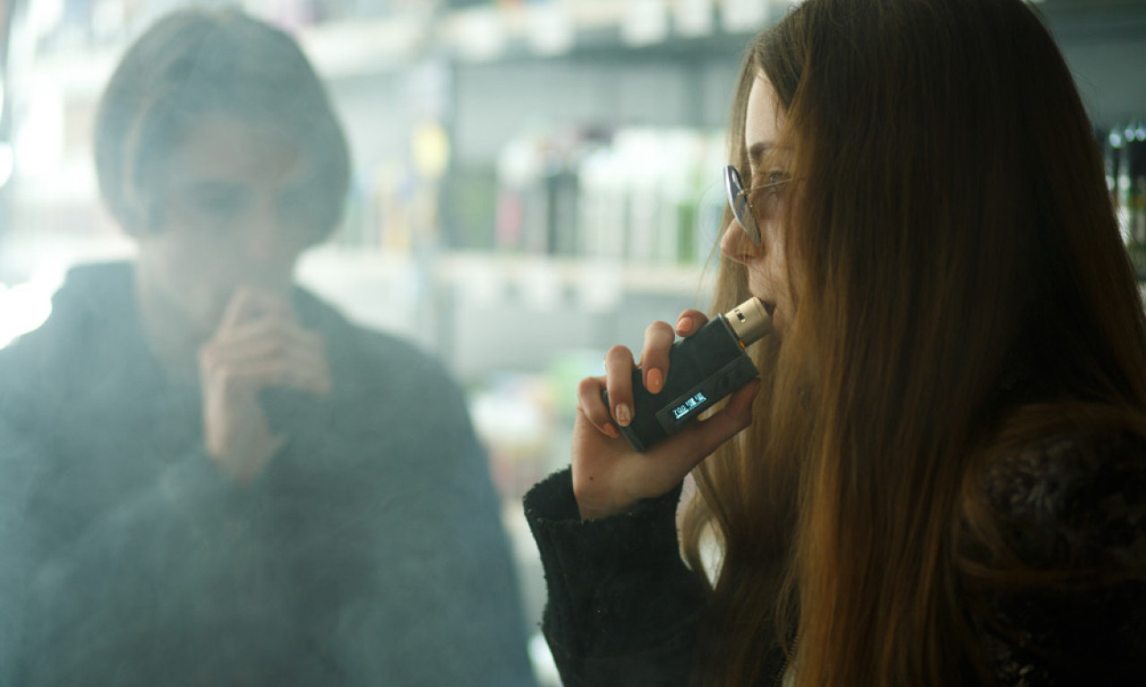 MLADI ZAVRŠILI U BOLNICI ZBOG LAŽNIH ELEKTRONSKIH CIGARETA Sumnja se da je ovo stavljeno u vejpove, detalji horora