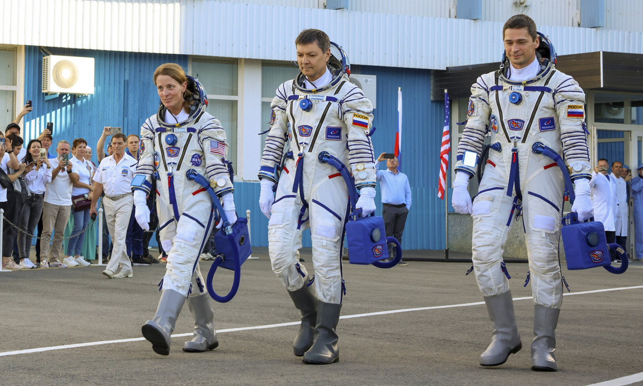 Na zemlji RATUJU, u kosmosu DRUGUJU: Dvojica RUSKIH i jedan AMERIČKI ASTRONAUT poleteli na Međunarodnu SVEMIRSKU STANICU