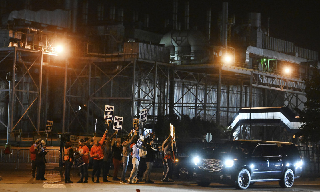 ISTORIJSKI ŠTRAJK u američkoj AUTOMOBILSKOJ industriji: "VELIKA TROJKA" iz Detroita na MUKAMA, oglasio se i BAJDEN