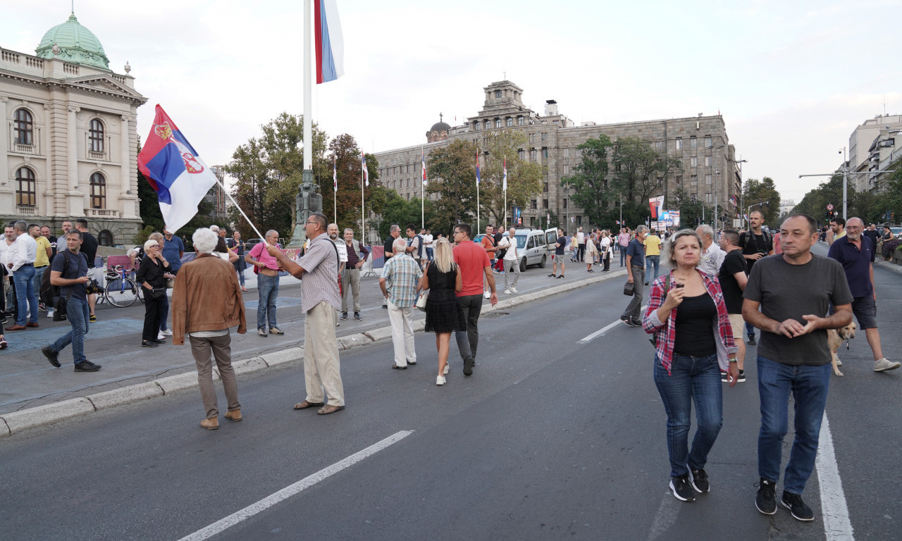 Ispred parlamenta BLOKIRAN saobraćaj zbog PROTESTA dela opozicije