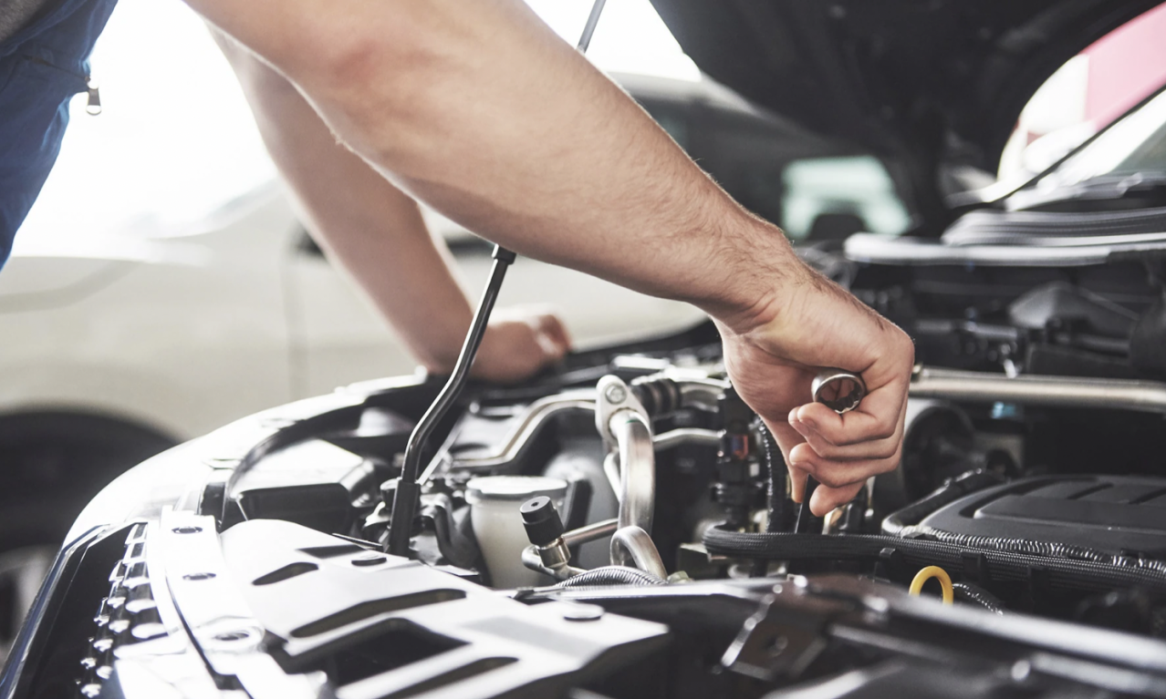 Devojci se u nezgodno vreme pokvario auto u Crnoj Gori...,a onda su prišla dva KRUPNA MOMKA i mukama je BIO KRAJ!