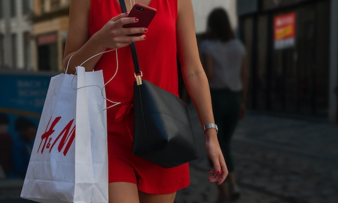 H&M počeo da NAPLAĆUJE i kada vam odeća NE ODGOVARA: Čitajte i sitna slova pri ONLINE kupovini