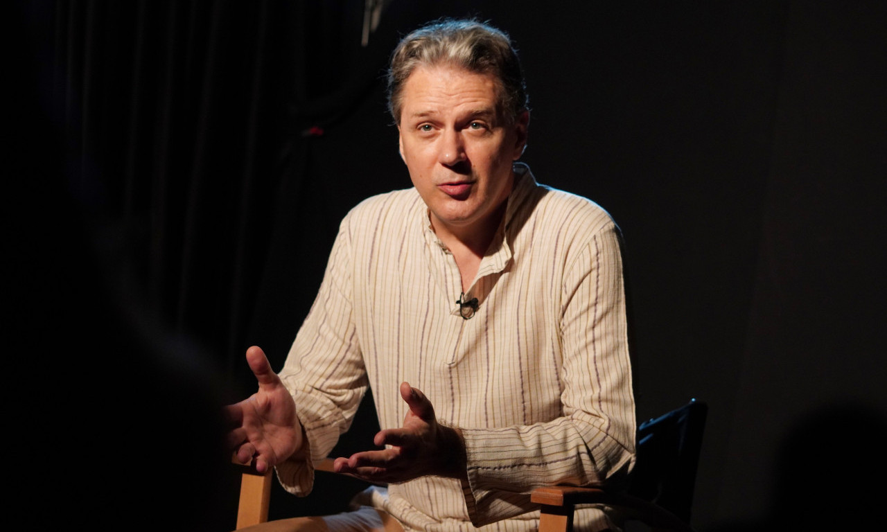 Povratak na scenu Dragana Mićanovića posle duže pauze: Evo kako je izgledala premijera predstave "Sirano" (VIDEO)