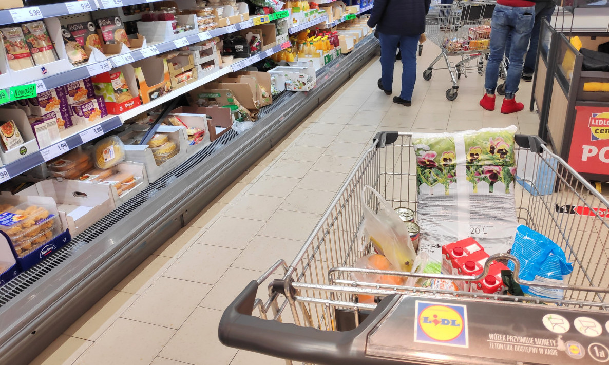 VELIKI LANAC MARKETA UHVAĆEN NA DELU Prodaju hranu kojoj je istekao rok: samo zalepe novu deklaraciju! (FOTO)