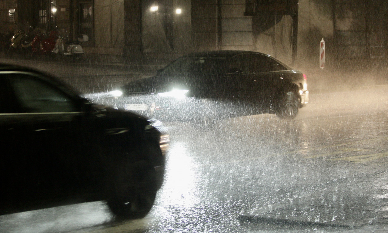 Toliko kiše padne za MESEC DANA, a sad se "sručilo" u PAR SATI: Službe u Beogradu imale PUNE RUKE POSLA